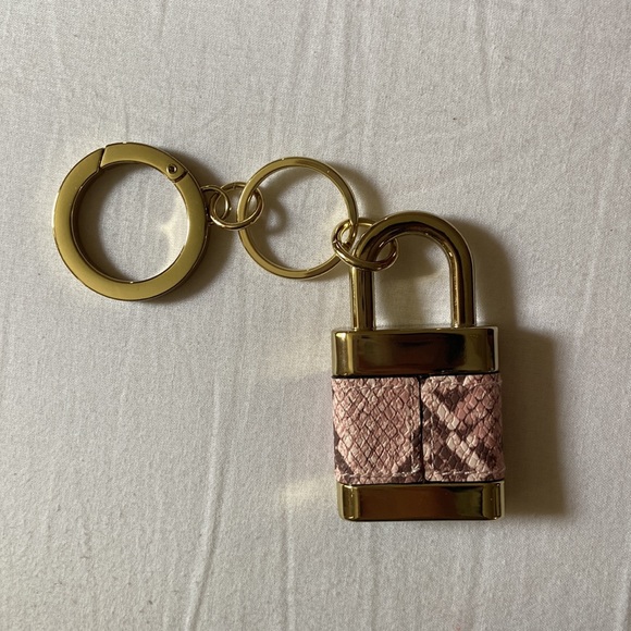 VICTORIA SECRET Pink Lock Keychain - Picture 2 of 6